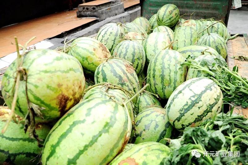 買下一整車西瓜，讓瓜農(nóng)早點(diǎn)回家