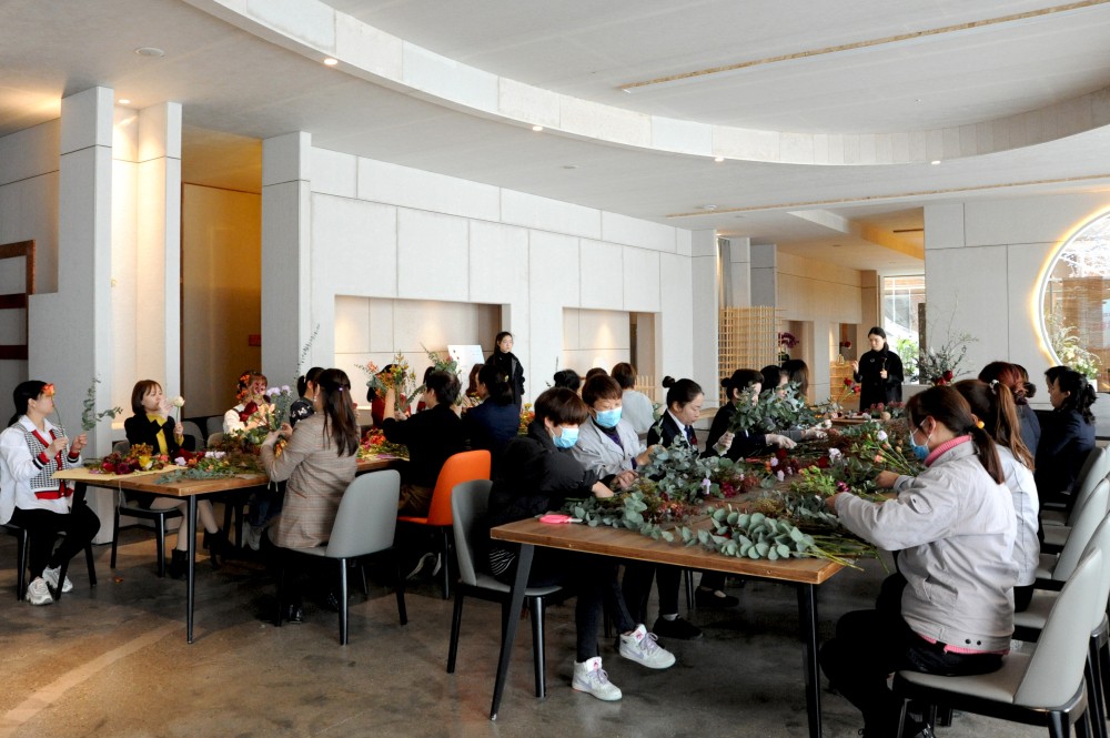 鮮花點綴節(jié)日｜洛陽開元集團“三八節(jié)插花藝術(shù)”活動